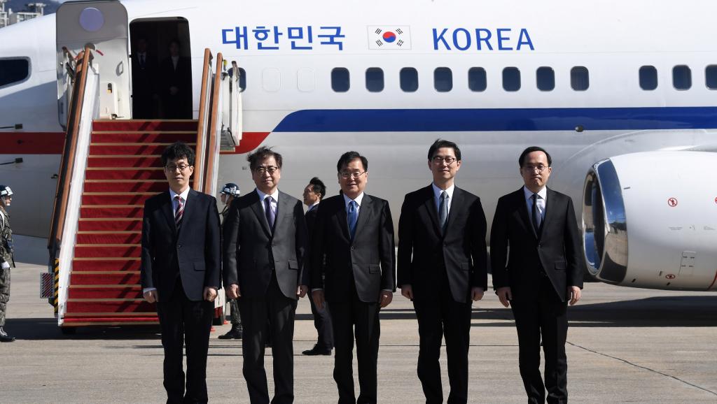 Uma delegação sul-coreana do alto escalão do governo encontrou-se nesta segunda-feira (5) com o dirigente norte-coreano Kim Jong-Un, para discutir maneiras de melhorar as relações entre os dois países. O anúncio foi feito pela presidência sul-coreana; esta é a primeira vez que os responsáveis sul-coreanos se encontram com o dirigente da Coreia do Norte desde que ele chegou ao poder, em dezembro de 2011 (Foto: Aquiles Lins) Uma delegação sul-coreana do alto escalão do governo encontrou-se nesta segunda-feira (5) com o dirigente norte-coreano Kim Jong-Un, para discutir maneiras de melhorar as relações entre os dois países. O anúncio foi feito pela presidência sul-coreana; esta é a primeira vez que os responsáveis sul-coreanos se encontram com o dirigente da Coreia do Norte desde que ele chegou ao poder, em dezembro de 2011