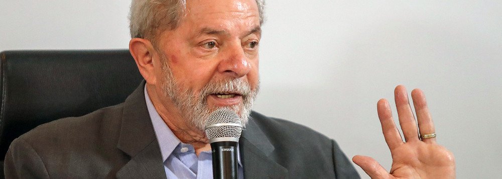 Condenado sem provas pelo TRF4 no processo envolvendo o triplex no Guarujá (SP), o ex-presidente Lula deve ser preso logo após o tribunal julgar o recurso contra a sentença, o que deve ocorrer a partir do próximo dia 23; o trabalho para o "Dia D" da Lava-Jato é sigiloso e envolve 350 agentes, avião e apoio da Polícia Militar; as informações dão conta de que não haverá o uso de algemas nem de camburão (Foto: Leonardo Lucena) Condenado sem provas pelo TRF4 no processo envolvendo o triplex no Guarujá (SP), o ex-presidente Lula deve ser preso logo após o tribunal julgar o recurso contra a sentença, o que deve ocorrer a partir do próximo dia 23; o trabalho para o "Dia D" da Lava-Jato é sigiloso e envolve 350 agentes, avião e apoio da Polícia Militar; as informações dão conta de que não haverá o uso de algemas nem de camburão
