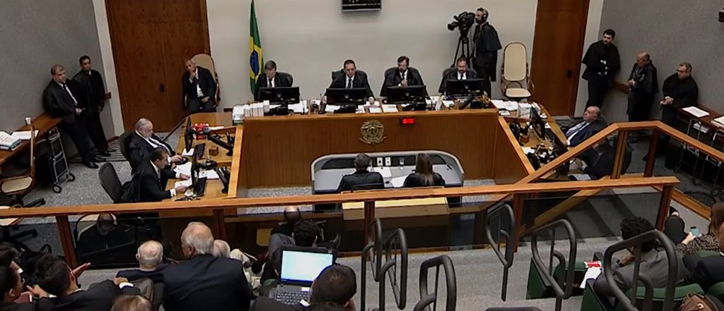 "A Constituição do Brasil define os Direitos e garantias fundamentais no título II, e afasta qualquer possibilidade de alguém ser preso sem sentença condenatória transitada em julgado", escreve o colunista Jeferson Miola, citando o inciso LVII do artigo 5º: 'ninguém será considerado culpado até o trânsito em julgado de sentença penal condenatória'"; "O contorcionismo retórico do STJ é uma burla à Constituição; é um acinte ao Estado de Direito e às garantias individuais inerentes às sociedades modernas e pós-inquisitoriais" (Foto: Jeferson Miola) "A Constituição do Brasil define os Direitos e garantias fundamentais no título II, e afasta qualquer possibilidade de alguém ser preso sem sentença condenatória transitada em julgado", escreve o colunista Jeferson Miola, citando o inciso LVII do artigo 5º: 'ninguém será considerado culpado até o trânsito em julgado de sentença penal condenatória'"; "O contorcionismo retórico do STJ é uma burla à Constituição; é um acinte ao Estado de Direito e às garantias individuais inerentes às sociedades modernas e pós-inquisitoriais"