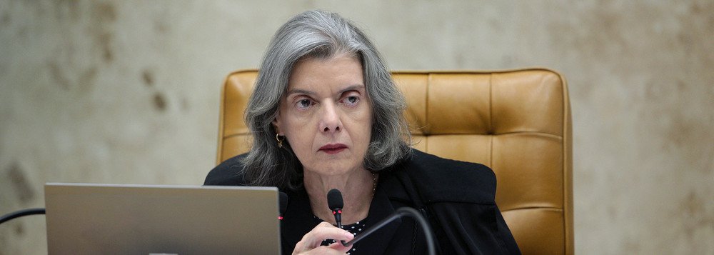 "Já prenderam o Paulo Preto, operador dos tucanos, flagrado com mais de R$ 100 milhões em bancos suíços? Não?? Por que, então, querem prender o ex-governador baiano Jacques Wagner por suspeita de ter se beneficiado de superfaturamento? Por que o Rocha Loures, flagrado com uma mala contendo R$ 500 mil, está solto? Por que João Vaccari Neto, ex-tesoureiro do PT, continua preso mesmo absolvido em outras instâncias por absoluta falta de provas?", questiona o colunista Ribamar Fonseca; "Nem é preciso perguntar por que querem prender o ex-presidente Lula, a cereja do bolo da festa da Lava-Jato"; "Lula, afinal, é a razão de viver da Lava-Jato, não o combate à corrupção" (Foto: Ribamar Fonseca) "Já prenderam o Paulo Preto, operador dos tucanos, flagrado com mais de R$ 100 milhões em bancos suíços? Não?? Por que, então, querem prender o ex-governador baiano Jacques Wagner por suspeita de ter se beneficiado de superfaturamento? Por que o Rocha Loures, flagrado com uma mala contendo R$ 500 mil, está solto? Por que João Vaccari Neto, ex-tesoureiro do PT, continua preso mesmo absolvido em outras instâncias por absoluta falta de provas?", questiona o colunista Ribamar Fonseca; "Nem é preciso perguntar por que querem prender o ex-presidente Lula, a cereja do bolo da festa da Lava-Jato"; "Lula, afinal, é a razão de viver da Lava-Jato, não o combate à corrupção"