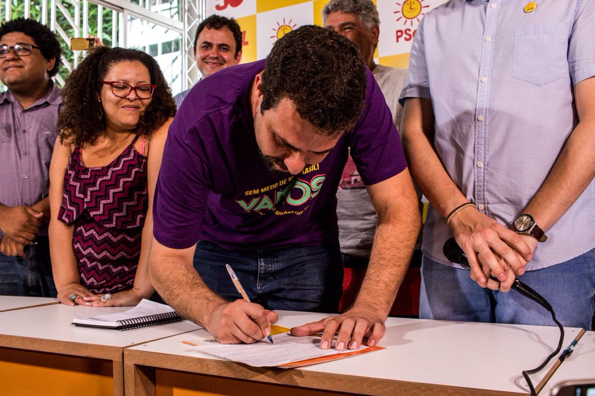 "Com potencial para se eleger com milhões de votos para a Câmara Federal, onde poderia atuar de forma incisiva a favor dos trabalhadores sem-teto, prefere embarcar numa candidatura presidencial por um partido sem capilaridade nacional, sem militância expressiva, sem espaço na propaganda gratuita na TV e sem força na Câmara, numa campanha com quatro candidatos só na esquerda, na qual sabe que não entra para ganhar", avalia o colunista do 247 Alex Solnik sobre a candidatura presidencial de Guilherme Boulos; "Ou seja, prefere perder para presidente do que ganhar para deputado" (Foto: Alex Solnik) "Com potencial para se eleger com milhões de votos para a Câmara Federal, onde poderia atuar de forma incisiva a favor dos trabalhadores sem-teto, prefere embarcar numa candidatura presidencial por um partido sem capilaridade nacional, sem militância expressiva, sem espaço na propaganda gratuita na TV e sem força na Câmara, numa campanha com quatro candidatos só na esquerda, na qual sabe que não entra para ganhar", avalia o colunista do 247 Alex Solnik sobre a candidatura presidencial de Guilherme Boulos; "Ou seja, prefere perder para presidente do que ganhar para deputado"