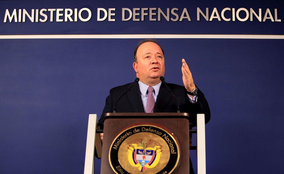 O ministro da Defesa da Colômbia, Luis Carlos Villegas, responsabilizou rebeldes do Exército de Libertação Nacional (ELN), por ataque à uma zona portuária em Barranquilla; “A autoria dessas terríveis ações está no comando do Exército de Libertação Nacional”, afirmou (Foto: Luis Mauro Queiroz) O ministro da Defesa da Colômbia, Luis Carlos Villegas, responsabilizou rebeldes do Exército de Libertação Nacional (ELN), por ataque à uma zona portuária em Barranquilla; “A autoria dessas terríveis ações está no comando do Exército de Libertação Nacional”, afirmou
