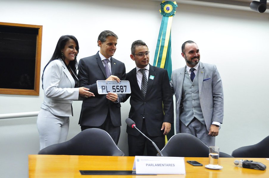 O deputado federal Thiago Peixoto (PSD-GO) recebeu, em Brasília, uma homenagem de motoristas de aplicativos de mobilidade por conta da atuação do goiano na defesa da aprovação da regulamentação das atividades de serviços como Uber, 99 e Cabify; a sessão de análise do Projeto de Lei 5587/2016 pela Câmara dos Deputados foi em 28 de fevereiro; a proposta aprovada pela Câmara dos Deputados no fim de fevereiro coloca nas mãos dos municípios a decisão sobre a forma de regulamentar as atividades dos aplicativos (Foto: José Barbacena) O deputado federal Thiago Peixoto (PSD-GO) recebeu, em Brasília, uma homenagem de motoristas de aplicativos de mobilidade por conta da atuação do goiano na defesa da aprovação da regulamentação das atividades de serviços como Uber, 99 e Cabify; a sessão de análise do Projeto de Lei 5587/2016 pela Câmara dos Deputados foi em 28 de fevereiro; a proposta aprovada pela Câmara dos Deputados no fim de fevereiro coloca nas mãos dos municípios a decisão sobre a forma de regulamentar as atividades dos aplicativos