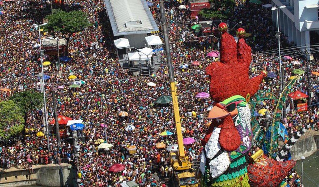 Maior bloco carnavalesco do Recife, o Galo da Madrugada espera reunir 2 milhões de foliões adoradores do frevo durante o desfile pelos 6 quilômetros das ruas da capital; desfile celebra o 40º aniversário da agremiação, com o tema “Galo 40 anos, Promovendo o Folclore e a Cultura de Pernambuco”; o homenageado deste ano é o jornalista Francisco José, que realiza coberturas desde o primeiro desfile do boco (Foto: Voney Malta) Maior bloco carnavalesco do Recife, o Galo da Madrugada espera reunir 2 milhões de foliões adoradores do frevo durante o desfile pelos 6 quilômetros das ruas da capital; desfile celebra o 40º aniversário da agremiação, com o tema “Galo 40 anos, Promovendo o Folclore e a Cultura de Pernambuco”; o homenageado deste ano é o jornalista Francisco José, que realiza coberturas desde o primeiro desfile do boco