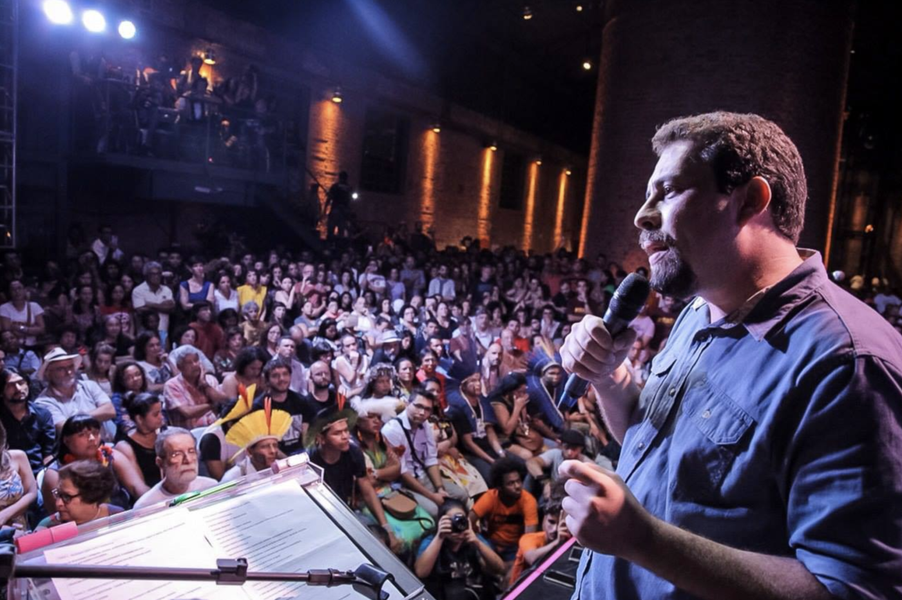 "Critique-se ou não a candidatura de Guilherme Boulos, já agredido pela minoria ultraesquerdista da agremiação como 'cavalo de Tróia do lulismo', o fato é que o líder do MTST, ao se apresentar para a corrida eleitoral por esse partido, o traz para o campo popular de uma vez por todas", avalia o jornalista Breno Altman; "Não se pode ter dúvida sobre a lealdade de Boulos na defesa do direito de Lula ser candidato, de seu papel na resistência, de seu compromisso em combater a direita e de ser, em eventual segundo turno, e mesmo antes, um construtor da unidade" (Foto: Breno Altman) "Critique-se ou não a candidatura de Guilherme Boulos, já agredido pela minoria ultraesquerdista da agremiação como 'cavalo de Tróia do lulismo', o fato é que o líder do MTST, ao se apresentar para a corrida eleitoral por esse partido, o traz para o campo popular de uma vez por todas", avalia o jornalista Breno Altman; "Não se pode ter dúvida sobre a lealdade de Boulos na defesa do direito de Lula ser candidato, de seu papel na resistência, de seu compromisso em combater a direita e de ser, em eventual segundo turno, e mesmo antes, um construtor da unidade"