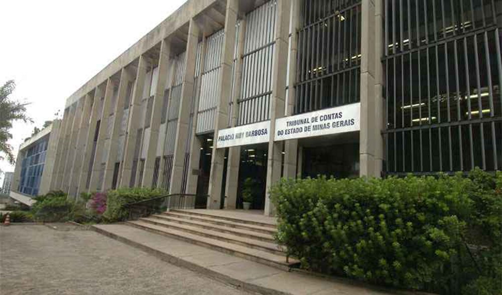 O Tribunal de Contas de Minas Gerais (TCE-MG) autorizou o pagamento de férias-prêmio em espécie para quatro conselheiros, o que vai custar R$ 731.306,64 aos cofres públicos; por força da Constituição Estadual e da Lei Orgânica do Tribunal de Contas, os conselheiros possuem as mesmas garantias, prerrogativas, impedimentos e subsídio dos desembargadores; dessa forma, aplica-se aos conselheiros do Tribunal de Contas o direito de converter em espécie as férias-prêmio; ou seja, ficam permitidas a conversão em dinheiro das férias quando requeridas para gozo e indeferidas, por necessidade do serviço, limitadas, nesse caso, a dois períodos de 30 dias por ano (Foto: Voney Malta) O Tribunal de Contas de Minas Gerais (TCE-MG) autorizou o pagamento de férias-prêmio em espécie para quatro conselheiros, o que vai custar R$ 731.306,64 aos cofres públicos; por força da Constituição Estadual e da Lei Orgânica do Tribunal de Contas, os conselheiros possuem as mesmas garantias, prerrogativas, impedimentos e subsídio dos desembargadores; dessa forma, aplica-se aos conselheiros do Tribunal de Contas o direito de converter em espécie as férias-prêmio; ou seja, ficam permitidas a conversão em dinheiro das férias quando requeridas para gozo e indeferidas, por necessidade do serviço, limitadas, nesse caso, a dois períodos de 30 dias por ano