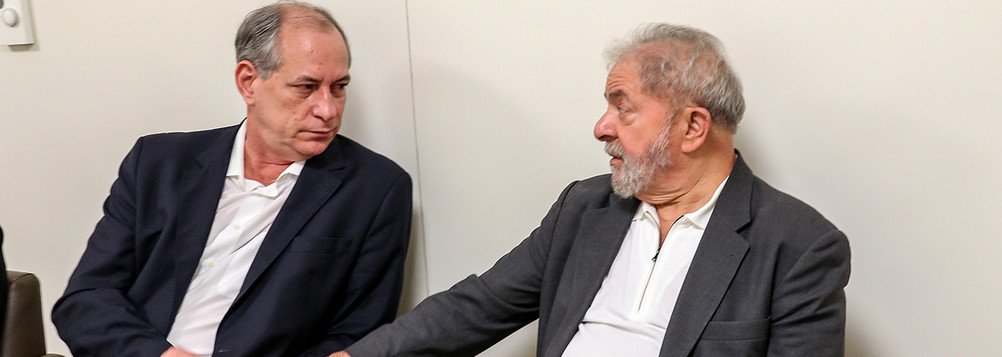 "Nesse momento, ele tem que falar coisas que agradem o seu público", comentou Ciro Gomes; "Mas eu quero falar uma coisa para o povo brasileiro. Nos últimos 16 anos nós trabalhamos juntos. E eu espero que no segundo turno a gente possa se encontrar. Acho que temos um encontro marcado no segundo turno", acrescentou o ex-ministro; em entrevista à Folha nesta quinta, Lula disse "pela direita, ninguém será presidente sem o apoio dos tucanos. Pela esquerda, ninguém será presidente sem o PT" (Foto: Gisele Federicce) "Nesse momento, ele tem que falar coisas que agradem o seu público", comentou Ciro Gomes; "Mas eu quero falar uma coisa para o povo brasileiro. Nos últimos 16 anos nós trabalhamos juntos. E eu espero que no segundo turno a gente possa se encontrar. Acho que temos um encontro marcado no segundo turno", acrescentou o ex-ministro; em entrevista à Folha nesta quinta, Lula disse "pela direita, ninguém será presidente sem o apoio dos tucanos. Pela esquerda, ninguém será presidente sem o PT"
