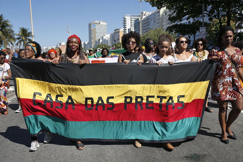 Rio de Janeiro - Mulheres marcham em Copacabana para celebrar dia da Mulher Negra Latino-americana e Caribenha durante a 3ª Marcha das Mulheres Negras no Centro do Mundo (Tânia Rêgo/Agência Brasil) (Foto: Leonardo Lucena) Rio de Janeiro - Mulheres marcham em Copacabana para celebrar dia da Mulher Negra Latino-americana e Caribenha durante a 3ª Marcha das Mulheres Negras no Centro do Mundo (Tânia Rêgo/Agência Brasil)