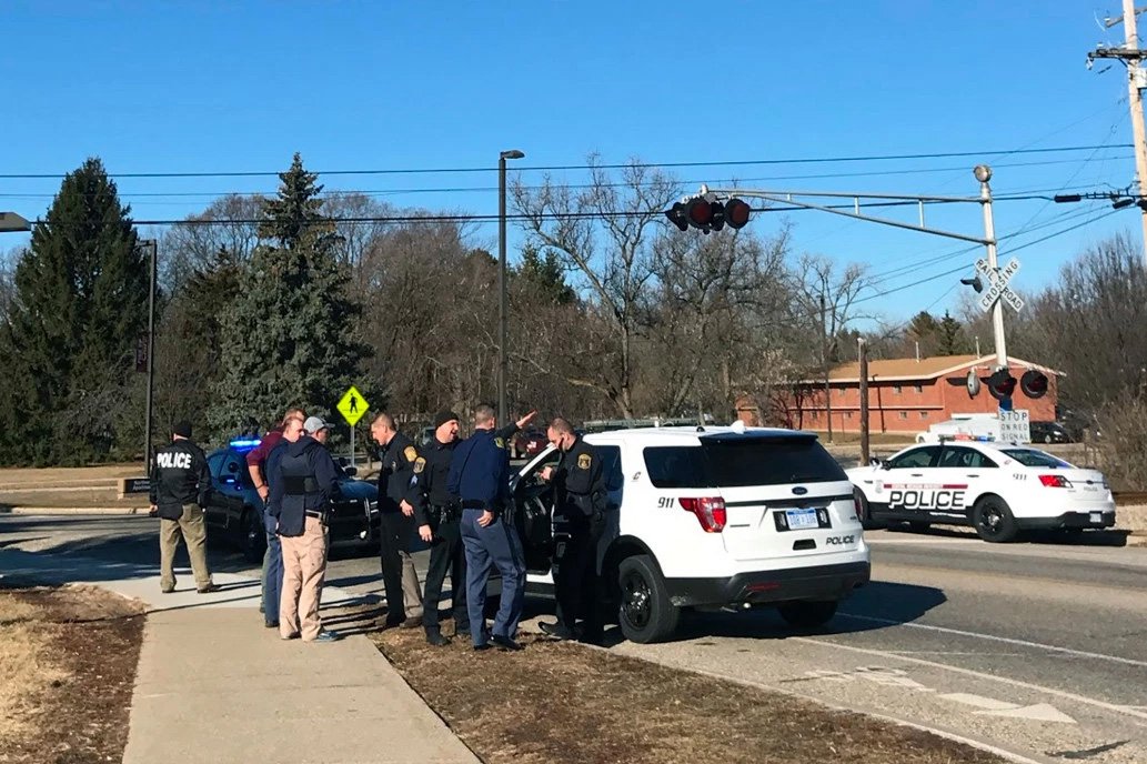 Ao menos duas pessoas foram mortas a tiros em um dormitório na Central Michigan University, no Estado norte-americano de Michigan, nesta sexta-feira e a polícia está perseguindo um suspeito, informou a universidade; suspeito, um homem de 19 anos, é considerado“armado e perigoso”, de acordo com a conta no Twitter da cidade de Mount Pleasant (Foto: Aquiles Lins) Ao menos duas pessoas foram mortas a tiros em um dormitório na Central Michigan University, no Estado norte-americano de Michigan, nesta sexta-feira e a polícia está perseguindo um suspeito, informou a universidade; suspeito, um homem de 19 anos, é considerado“armado e perigoso”, de acordo com a conta no Twitter da cidade de Mount Pleasant