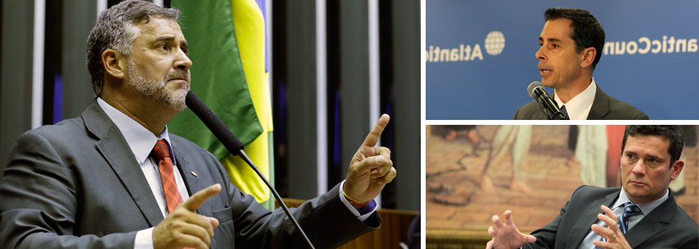 Em vídeo divulgado nas redes sociais, o deputado Paulo Pimenta, líder do PT na Câmara, destaca depoimento do então procurador-geral da Divisão Criminal do Departamento de Justiça dos EUA, equivalente ao Ministério Público; "Kenneth Blanco falou em 'relacionamento íntimo' entre procuradores dos EUA e do Brasil na Lava Jato. Além disso, Blanco revelou que a cooperação entre eles 'não depende apenas de procedimentos oficiais', ou seja, também existe colaboração informal entre os agentes públicos dos dois países, procedimento que viola a legislação brasileira", diz Pimenta; "Seria essa uma cooperação clandestina que faz parte da perseguição judicial ao presidente Lula?", questiona o deputado (Foto: Aquiles Lins) Em vídeo divulgado nas redes sociais, o deputado Paulo Pimenta, líder do PT na Câmara, destaca depoimento do então procurador-geral da Divisão Criminal do Departamento de Justiça dos EUA, equivalente ao Ministério Público; "Kenneth Blanco falou em 'relacionamento íntimo' entre procuradores dos EUA e do Brasil na Lava Jato. Além disso, Blanco revelou que a cooperação entre eles 'não depende apenas de procedimentos oficiais', ou seja, também existe colaboração informal entre os agentes públicos dos dois países, procedimento que viola a legislação brasileira", diz Pimenta; "Seria essa uma cooperação clandestina que faz parte da perseguição judicial ao presidente Lula?", questiona o deputado