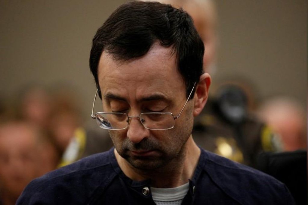 O médico de longa data da equipe de ginástica dos Estados Unidos Larry Nassar foi sentenciado a até 175 anos de prisão por abusar de jovens ginastas, após dias de dolorosos testemunhos de cerca de 160 de suas vítimas, incluindo medalhistas olímpicas; "Eu acabei de assinar sua sentença de morte", disse a juíza da corte do condado de Ingham, Rosemarie Aquilina, a Nassar ao impor a pena, depois de fazer uma dura desaprovação aos seus anos de abuso (Foto: Leonardo Lucena) O médico de longa data da equipe de ginástica dos Estados Unidos Larry Nassar foi sentenciado a até 175 anos de prisão por abusar de jovens ginastas, após dias de dolorosos testemunhos de cerca de 160 de suas vítimas, incluindo medalhistas olímpicas; "Eu acabei de assinar sua sentença de morte", disse a juíza da corte do condado de Ingham, Rosemarie Aquilina, a Nassar ao impor a pena, depois de fazer uma dura desaprovação aos seus anos de abuso