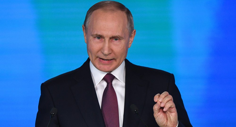 O presidente russo, Vladimir Putin, fez nesta quinta-feira, 1º, seu discurso anual perante a Assembleia Federal (Parlamento bicameral russo); "Espero que tudo o que foi dito hoje faça cada adversário potencial ver claro. A tentativa de conter a Rússia não correu bem. Porém, o país não ameaça ninguém e não pretende atacar ninguém. As novas armas não violam nenhum tratado internacional. A Rússia responderá a um ataque nuclear, diz Putin (Foto: Aquiles Lins) O presidente russo, Vladimir Putin, fez nesta quinta-feira, 1º, seu discurso anual perante a Assembleia Federal (Parlamento bicameral russo); "Espero que tudo o que foi dito hoje faça cada adversário potencial ver claro. A tentativa de conter a Rússia não correu bem. Porém, o país não ameaça ninguém e não pretende atacar ninguém. As novas armas não violam nenhum tratado internacional. A Rússia responderá a um ataque nuclear, diz Putin