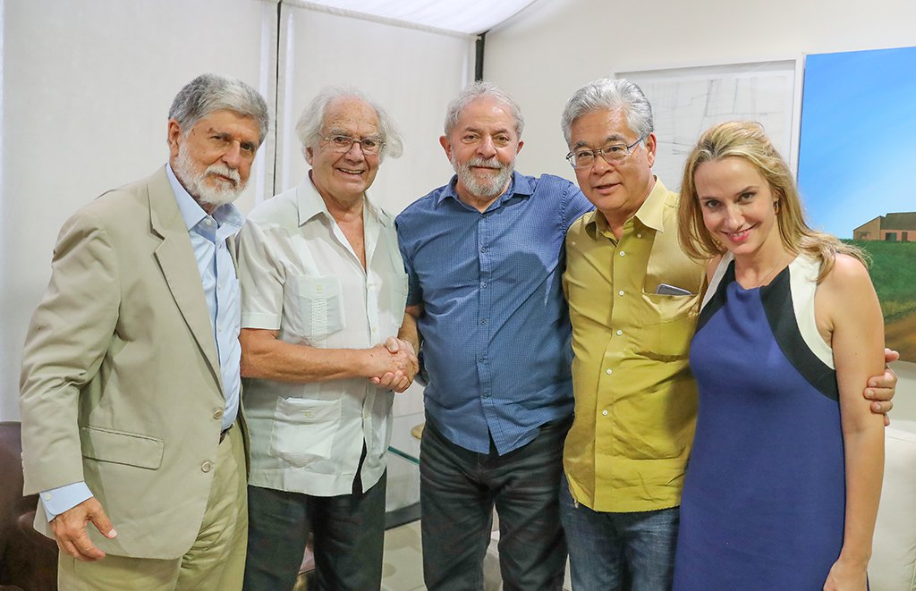 O prêmio Nobel da Paz, o argentino Adolfo Pérez Esquivel, que aparece na foto apertando a mão do ex-presidente, esteve nesta no Instituto Lula para uma visita de solidariedade ao petista, condenado sem provas no processo envolvendo o triplex no Guarujá (SP); Lula e Esquivel conversaram sobre a situação atual da América Latina, com retrocessos na democracia e nos direitos sociais; o argentino recebeu o Nobel pela sua luta pela democracia e direitos humanos na América Latina quando grande parte da região vivia sob ditaduras militares (Foto: Leonardo Lucena) O prêmio Nobel da Paz, o argentino Adolfo Pérez Esquivel, que aparece na foto apertando a mão do ex-presidente, esteve nesta no Instituto Lula para uma visita de solidariedade ao petista, condenado sem provas no processo envolvendo o triplex no Guarujá (SP); Lula e Esquivel conversaram sobre a situação atual da América Latina, com retrocessos na democracia e nos direitos sociais; o argentino recebeu o Nobel pela sua luta pela democracia e direitos humanos na América Latina quando grande parte da região vivia sob ditaduras militares