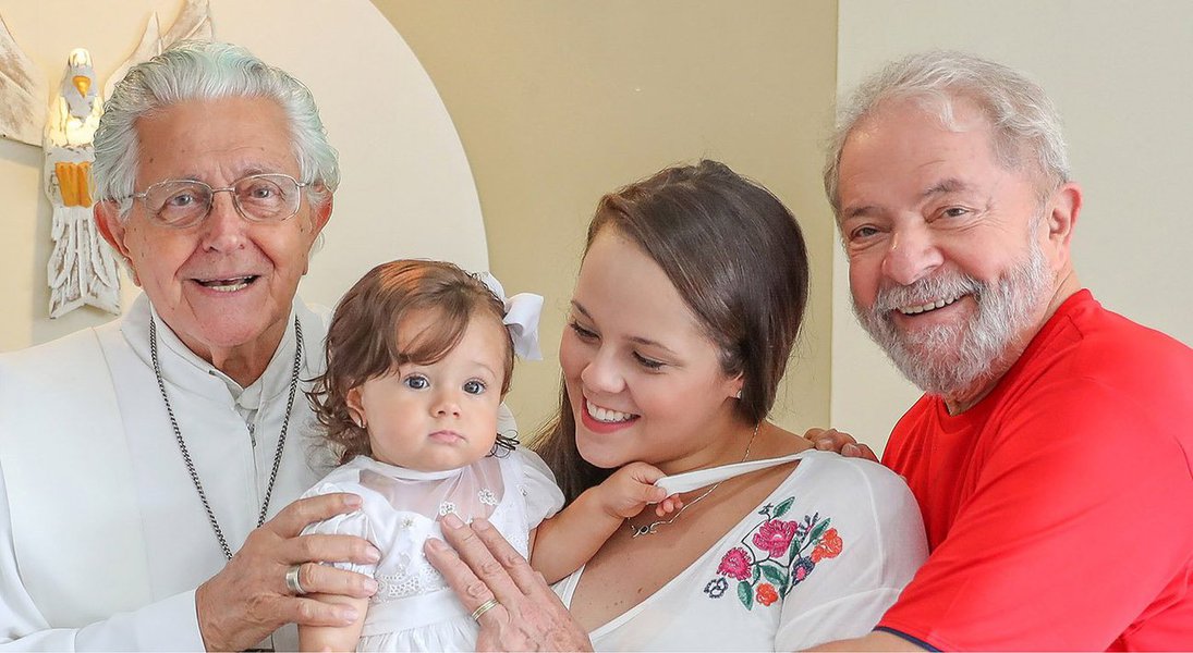 "Lula acumulou uma visão da história recente do Brasil, que lhe permite compreender não apenas o que aconteceu, com as potencialidades do presente e suas projeções para o futuro. Admiram sua calma, que se dá justamente por essa compreensão, que falta aos outros pré-candidatos. Enquanto ele é candidato pelo Brasil, outros o são por seus partidos ou por eles mesmos", avalia o sociólogo e colunista do 247 Emir Sader, ao comentar a entrevista do ex-presidente Lula à Folha; "Ele revela sua generosidade em relação aos que o criticam, demonstra como esta por acima dos conflitos menores que permeiam a esquerda, se dirige de maneira elegante aos outros, sabe que ele representa a esquerda como um todo e não é apenas mais um na disputa" (Foto: Emir Sader) "Lula acumulou uma visão da história recente do Brasil, que lhe permite compreender não apenas o que aconteceu, com as potencialidades do presente e suas projeções para o futuro. Admiram sua calma, que se dá justamente por essa compreensão, que falta aos outros pré-candidatos. Enquanto ele é candidato pelo Brasil, outros o são por seus partidos ou por eles mesmos", avalia o sociólogo e colunista do 247 Emir Sader, ao comentar a entrevista do ex-presidente Lula à Folha; "Ele revela sua generosidade em relação aos que o criticam, demonstra como esta por acima dos conflitos menores que permeiam a esquerda, se dirige de maneira elegante aos outros, sabe que ele representa a esquerda como um todo e não é apenas mais um na disputa"