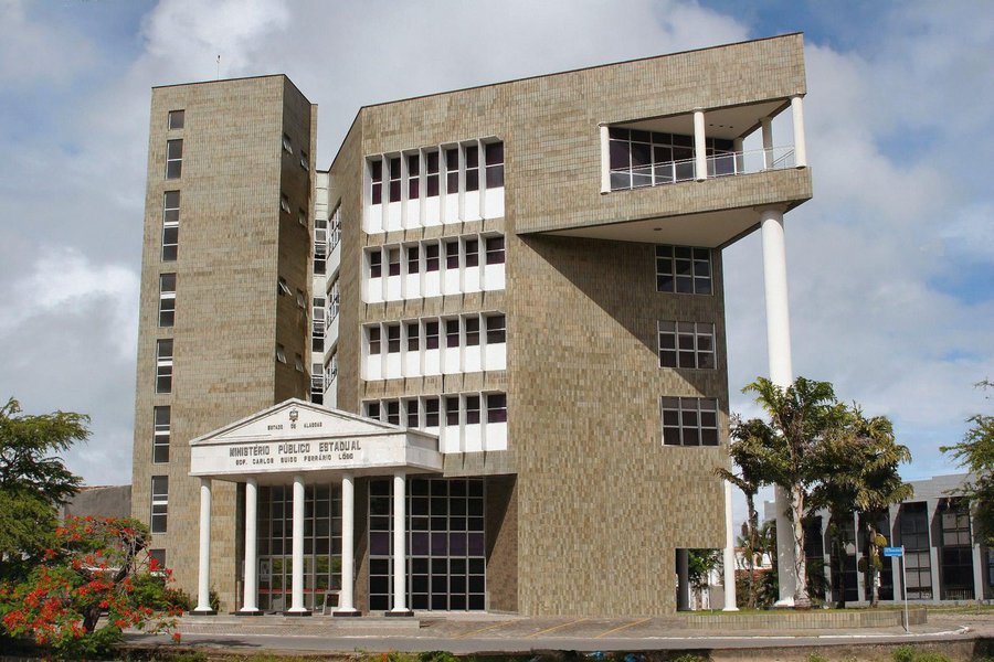 O Ministério Público Estadual de Alagoas (MPE/AL) denunciou dois fiscais de renda e mais 12 pessoas pelos crimes de lavagem de dinheiro, falsificação de documentos públicos e particulares, falsidade ideológica e organização criminosa (orcrim); investigações do MPE começaram em janeiro de 2017, após o Grupo de Atuação Especial em Sonegação Fiscal e Lavagem de Bens (Gaesf) receber um relatório da Secretaria da Fazenda (Sefaz) informando sobre fraudes fiscais que estavam sendo cometidas por empresários da indústria do tabaco e auditores fiscais (Foto: Voney Malta) O Ministério Público Estadual de Alagoas (MPE/AL) denunciou dois fiscais de renda e mais 12 pessoas pelos crimes de lavagem de dinheiro, falsificação de documentos públicos e particulares, falsidade ideológica e organização criminosa (orcrim); investigações do MPE começaram em janeiro de 2017, após o Grupo de Atuação Especial em Sonegação Fiscal e Lavagem de Bens (Gaesf) receber um relatório da Secretaria da Fazenda (Sefaz) informando sobre fraudes fiscais que estavam sendo cometidas por empresários da indústria do tabaco e auditores fiscais