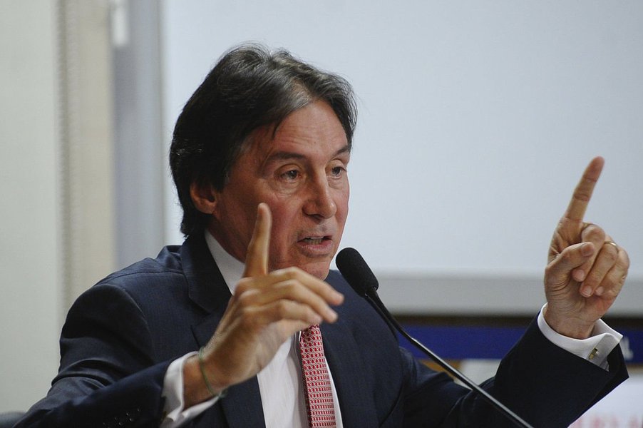 O presidente do Senado, Eunício Oliveira (PMDB-CE), disse nesta terça (6) que não será fácil votar a reforma da Previdência às pressas no Senado, caso o governo consiga aprová-la na Câmara. “O difícil é convencer os senadores que essa matéria depois de passar um ano e dois meses na Câmara chegue aqui de manhã e, sem nenhum direito a debate, sem nenhum direito a emendas, sem nenhum direito à discussão, seja aprovada no mesmo dia. O sistema é democrático e bicameral” (Foto: Rodrigo Rocha) O presidente do Senado, Eunício Oliveira (PMDB-CE), disse nesta terça (6) que não será fácil votar a reforma da Previdência às pressas no Senado, caso o governo consiga aprová-la na Câmara. “O difícil é convencer os senadores que essa matéria depois de passar um ano e dois meses na Câmara chegue aqui de manhã e, sem nenhum direito a debate, sem nenhum direito a emendas, sem nenhum direito à discussão, seja aprovada no mesmo dia. O sistema é democrático e bicameral”