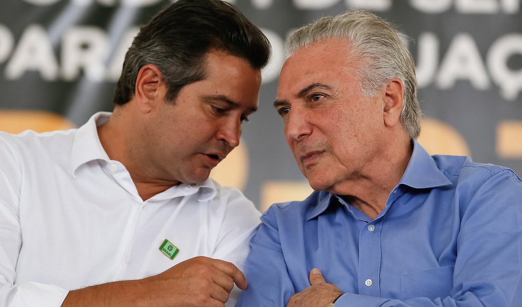 Ministro dos Transportes e deputado federal licenciado, Maurício Quintella (PR-AL) está decidido a disputar o Senado; porém, ao mesmo tempo em que diz que é “plano A, sem Plano B”, deixa uma porta aberta para outro plano: “As bases de deputado federal estão sendo mantidas para o caso de algum acontecimento inesperado. Estou determinado a encarar a disputa”, disse ele; mas, a tarefa não é simples pelo excesso de candidatos da oposição que almejam o Senado e porque o ministro tem o apoio declarado de Michel Temer, o presidente mais impopular da história política brasileira (Foto: Voney Malta) Ministro dos Transportes e deputado federal licenciado, Maurício Quintella (PR-AL) está decidido a disputar o Senado; porém, ao mesmo tempo em que diz que é “plano A, sem Plano B”, deixa uma porta aberta para outro plano: “As bases de deputado federal estão sendo mantidas para o caso de algum acontecimento inesperado. Estou determinado a encarar a disputa”, disse ele; mas, a tarefa não é simples pelo excesso de candidatos da oposição que almejam o Senado e porque o ministro tem o apoio declarado de Michel Temer, o presidente mais impopular da história política brasileira