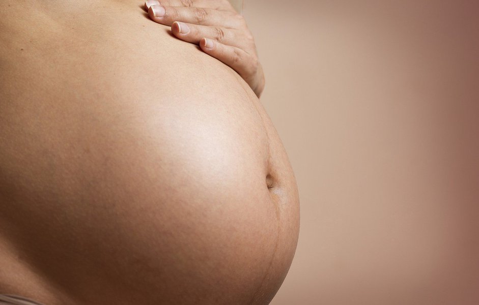 Cristiane Ferreira Pinto, grávida de 9 meses e mãe de dois filhos, está presa no presídio Franco da Rocha por furto de comida. Na audiência de custódia, o juiz disse que sua gravidez ‘não gerou preocupação ou cuidado de não se expor’ ao crime; a situação de mães e gestantes será avaliada pela 2a Turma do STF nesta terça-feira (20), que vai julgar um habeas corpus coletivo que pede prisão domiciliar a todas as mulheres grávidas ou mães de crianças de até 12 anos (Foto: Charles Nisz) Cristiane Ferreira Pinto, grávida de 9 meses e mãe de dois filhos, está presa no presídio Franco da Rocha por furto de comida. Na audiência de custódia, o juiz disse que sua gravidez ‘não gerou preocupação ou cuidado de não se expor’ ao crime; a situação de mães e gestantes será avaliada pela 2a Turma do STF nesta terça-feira (20), que vai julgar um habeas corpus coletivo que pede prisão domiciliar a todas as mulheres grávidas ou mães de crianças de até 12 anos