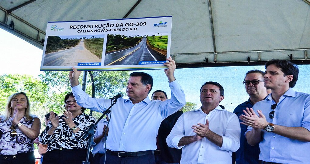 Com a entrega desta quinta-feira da reconstrução da GO-309, Caldas Novas/Pires do Rio, todas as rodovias que dão acesso à cidade das águas quentes estão em excelentes condições; governador Marconi Perillo descerrou a placa de inauguração da reconstrução rodovia, na qual foram investidos R$ 15,3 milhões, num trecho de 63,8 quilômetros (Foto: José Barbacena) Com a entrega desta quinta-feira da reconstrução da GO-309, Caldas Novas/Pires do Rio, todas as rodovias que dão acesso à cidade das águas quentes estão em excelentes condições; governador Marconi Perillo descerrou a placa de inauguração da reconstrução rodovia, na qual foram investidos R$ 15,3 milhões, num trecho de 63,8 quilômetros