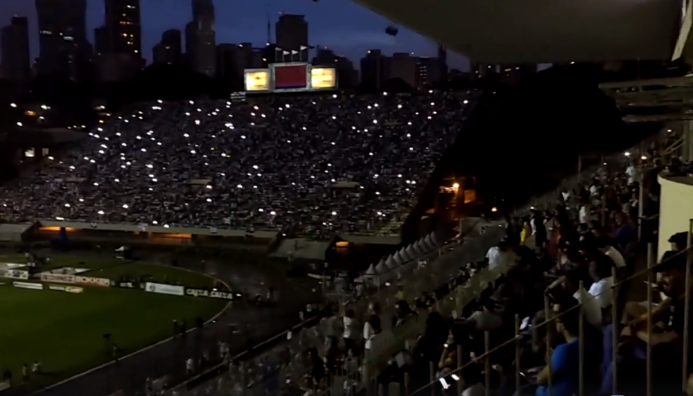 No momento do apagão, que durou 50 minutos, neste domingo (4), durante jogo entre Santos e Corinthians, a torcida do Santos – única presento ao estádio – fez um coral com mais de 37 mil vozes contra a Rede Globo, que transmitia o espetáculo; "Ô, tomar no c* Globo, tomar no c* Globo, tomar no c* Globo, ô"; prefeito de São Paulo, João Doria, que estava no estádio, foi embora no momento do apagão; assista ao momento (Foto: Aquiles Lins) No momento do apagão, que durou 50 minutos, neste domingo (4), durante jogo entre Santos e Corinthians, a torcida do Santos – única presento ao estádio – fez um coral com mais de 37 mil vozes contra a Rede Globo, que transmitia o espetáculo; "Ô, tomar no c* Globo, tomar no c* Globo, tomar no c* Globo, ô"; prefeito de São Paulo, João Doria, que estava no estádio, foi embora no momento do apagão; assista ao momento