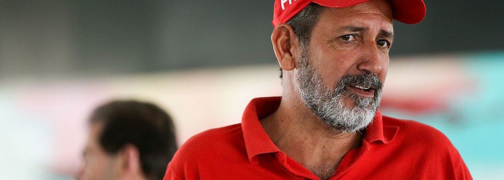 Ex-líder do MST, José Rainha, que integra a Frente Nacional de Luta Campo e Cidade, reforçou a necessidade de fazer ocupações com o objetivo de "chamar a atenção das autoridades federais e estaduais, com o descaso pela Reforma Agrária"; ativista criticou Michel Temer; "O Brasil não tem presidente e sim um fantoche a serviço do Imperialismo Americano"; e também prestou solidariedade ao ex-presidente Lula, que, segundo Rainha, "chegou a tal situação visivelmente inocente das acusações" (Foto: Leonardo Lucena) Ex-líder do MST, José Rainha, que integra a Frente Nacional de Luta Campo e Cidade, reforçou a necessidade de fazer ocupações com o objetivo de "chamar a atenção das autoridades federais e estaduais, com o descaso pela Reforma Agrária"; ativista criticou Michel Temer; "O Brasil não tem presidente e sim um fantoche a serviço do Imperialismo Americano"; e também prestou solidariedade ao ex-presidente Lula, que, segundo Rainha, "chegou a tal situação visivelmente inocente das acusações"