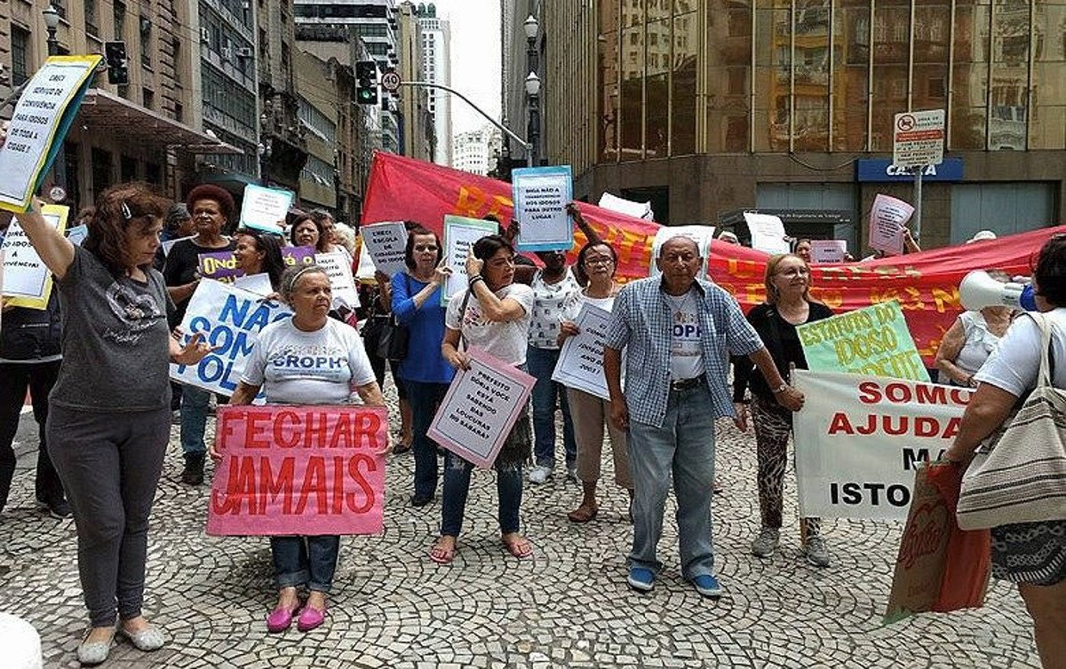 No último dia 18, os mais de 400 usuários que participam das atividades do Centro de Referência da Cidadania do Idoso impuseram mais uma derrota ao prefeito de São Paulo, João Doria (PSDB). O projeto do tucano de aproveitar o término do contrato com a Coordenação Regional das Obras de Promoção Humana, organização não governamental que administra o Creci, para encerrar as atividades do espaço teve de ser retirado (Foto: Charles Nisz) No último dia 18, os mais de 400 usuários que participam das atividades do Centro de Referência da Cidadania do Idoso impuseram mais uma derrota ao prefeito de São Paulo, João Doria (PSDB). O projeto do tucano de aproveitar o término do contrato com a Coordenação Regional das Obras de Promoção Humana, organização não governamental que administra o Creci, para encerrar as atividades do espaço teve de ser retirado