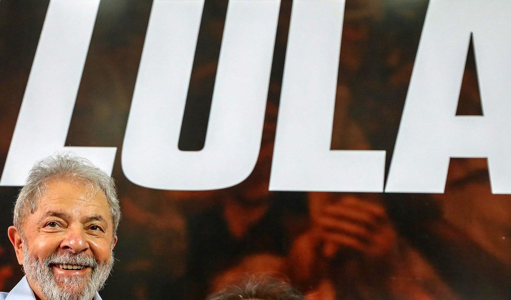 Menos de 24 horas após o Tribunal Regional Federal da 4.ª Região (TRF-4) condenar o ex-presidente Luiz Inácio Lula da Silva a 12,1 anos de prisão no caso do tríplex do Guarujá, o advogado Carlos Alexandre Klomfahs peticionou a Corte para que Lula seja intimado a entregar o passaporte; Klomfahs alega que existe o risco de Lula pedir asilo à Etiópia, uma vez que o ex-presidente anunciou que viajaria ao país africano nesta sexta-feira (26) para participar de uma reunião da Organização das Nações Unidas para a Agricultura e Alimentação (FAO) e retornaria ao país no próximo dia 29 (Foto: Paulo Emílio) Menos de 24 horas após o Tribunal Regional Federal da 4.ª Região (TRF-4) condenar o ex-presidente Luiz Inácio Lula da Silva a 12,1 anos de prisão no caso do tríplex do Guarujá, o advogado Carlos Alexandre Klomfahs peticionou a Corte para que Lula seja intimado a entregar o passaporte; Klomfahs alega que existe o risco de Lula pedir asilo à Etiópia, uma vez que o ex-presidente anunciou que viajaria ao país africano nesta sexta-feira (26) para participar de uma reunião da Organização das Nações Unidas para a Agricultura e Alimentação (FAO) e retornaria ao país no próximo dia 29