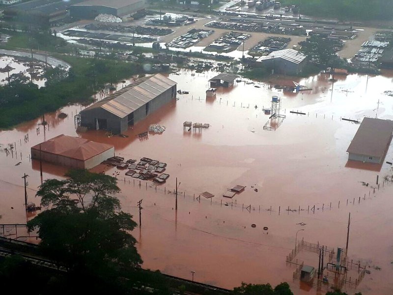 O governo do Pará determinou que a mineradora Hydro AluNorte forneça água potável para os moradores das comunidades afetadas pelo vazamento de resíduos tóxicos de um depósito da empresa, localizado em Barcarena, região metropolitana de Belém; a determinação do governo faz parte de um plano de contingência que a Secretaria estadual de Meio Ambiente e Sustentabilidade começou a implementar e que inclui a coleta de amostras de água de poços artesianos utilizados por moradores das comunidades de Bom Futuro, Vila Nova e Burajuba (Foto: Leonardo Lucena) O governo do Pará determinou que a mineradora Hydro AluNorte forneça água potável para os moradores das comunidades afetadas pelo vazamento de resíduos tóxicos de um depósito da empresa, localizado em Barcarena, região metropolitana de Belém; a determinação do governo faz parte de um plano de contingência que a Secretaria estadual de Meio Ambiente e Sustentabilidade começou a implementar e que inclui a coleta de amostras de água de poços artesianos utilizados por moradores das comunidades de Bom Futuro, Vila Nova e Burajuba
