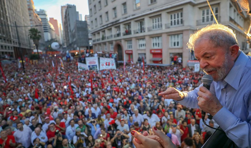 para o jornalista Mario Marona, "as imagens que mostram verdadeiramente o apoio a Lula, ontem, em Porto Alegre, não estão nas primeiras páginas dos jornais tradicionais brasileiros. Nas páginas internas, a presença do povo nas ruas é mostrada, de longe, apenas em uma foto e somente em um único jornal"; "Lula reuniu milhares de pessoas para ouvi-lo, mas a visão das primeiras páginas faz parecer que ele falou para ninguém, ou para fantasmas. Está sozinho, sobre um palanque, numa das fotos acompanhado apenas pela ex-presidenta Dilma Rousseff", destaca (Foto: Paulo Emílio) para o jornalista Mario Marona, "as imagens que mostram verdadeiramente o apoio a Lula, ontem, em Porto Alegre, não estão nas primeiras páginas dos jornais tradicionais brasileiros. Nas páginas internas, a presença do povo nas ruas é mostrada, de longe, apenas em uma foto e somente em um único jornal"; "Lula reuniu milhares de pessoas para ouvi-lo, mas a visão das primeiras páginas faz parecer que ele falou para ninguém, ou para fantasmas. Está sozinho, sobre um palanque, numa das fotos acompanhado apenas pela ex-presidenta Dilma Rousseff", destaca