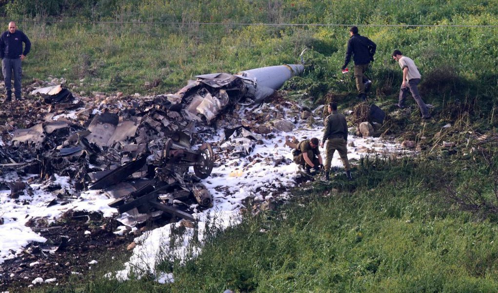 O governo de Israel lançou ataques pesados na Síria neste sábado (10), afirmando que atingiu defesas aéreas e alvos iranianos; já o exército sírio disse ter derrubado um F-16 israelense; aliança militar que lutava em apoio ao presidente sírio Bashar al-Assad afirmou que essa “ação terrorista” de Israel seria recebida com uma “resposta grave e séria”; já um porta-voz militar israelense afirmou que Israel não buscou escalada na tensão na região, chamando sua ação de “esforço defensivo desencadeado por um ato de agressão iraniano” (Foto: Voney Malta) O governo de Israel lançou ataques pesados na Síria neste sábado (10), afirmando que atingiu defesas aéreas e alvos iranianos; já o exército sírio disse ter derrubado um F-16 israelense; aliança militar que lutava em apoio ao presidente sírio Bashar al-Assad afirmou que essa “ação terrorista” de Israel seria recebida com uma “resposta grave e séria”; já um porta-voz militar israelense afirmou que Israel não buscou escalada na tensão na região, chamando sua ação de “esforço defensivo desencadeado por um ato de agressão iraniano”