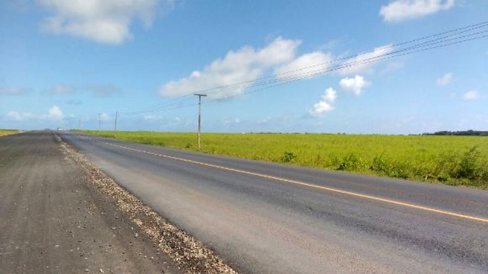 O primeiro trecho da duplicação da rodovia AL-220, que liga Maceió e Arapiraca, as duas cidades mais importantes, ganha forma e entra agora nas etapas finais de execução; com 18,3 quilômetros de extensão, a obra conta com 60% dos trabalhos totais concluídos e atividades realizadas ao longo de todo trecho, que compõe as ações do programa Pró-Estrada; junto com o primeiro trecho, as obras da rodovia contam ainda com mais duas etapas totalizando 81,7 quilômetros de duplicação (Foto: Voney Malta) O primeiro trecho da duplicação da rodovia AL-220, que liga Maceió e Arapiraca, as duas cidades mais importantes, ganha forma e entra agora nas etapas finais de execução; com 18,3 quilômetros de extensão, a obra conta com 60% dos trabalhos totais concluídos e atividades realizadas ao longo de todo trecho, que compõe as ações do programa Pró-Estrada; junto com o primeiro trecho, as obras da rodovia contam ainda com mais duas etapas totalizando 81,7 quilômetros de duplicação