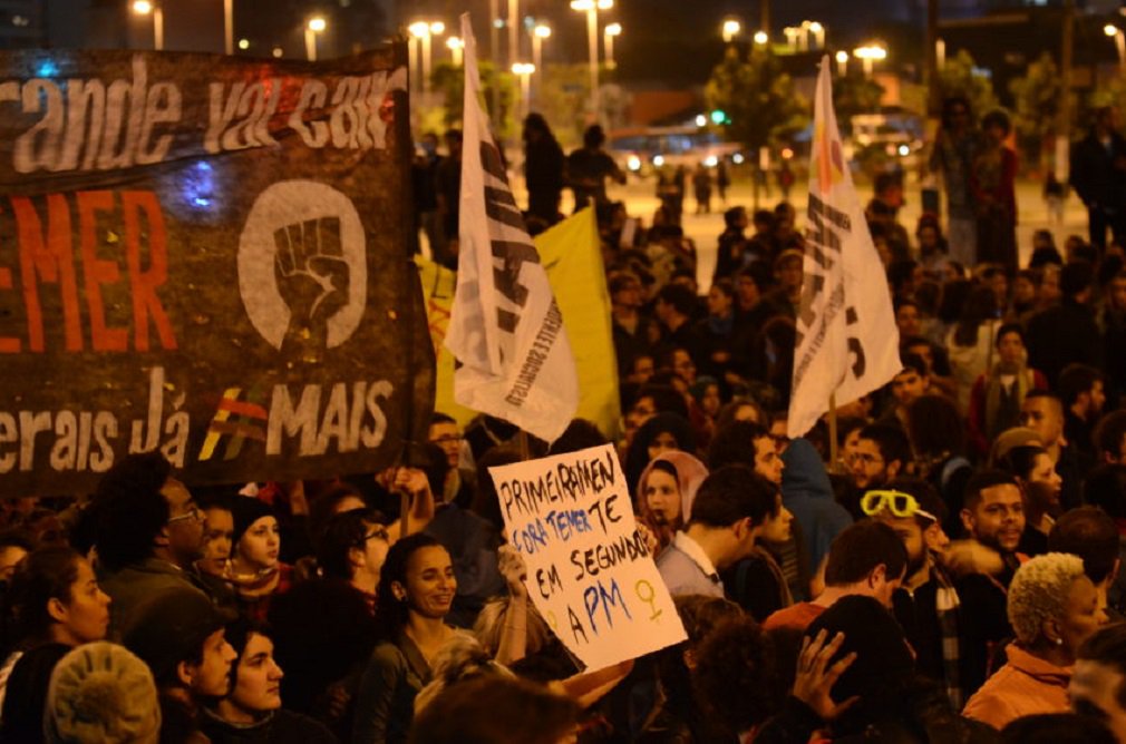 São Paulo - Ato "#Fora Temer! Não queremos nenhuma chibata! Queremos decidir nosso futuro!", organizado por mulheres negras, defende direitos sociais e trabalhistas. Largo da Batata, Pinheiros, região oeste. (Foto: Lelê Teles) São Paulo - Ato "#Fora Temer! Não queremos nenhuma chibata! Queremos decidir nosso futuro!", organizado por mulheres negras, defende direitos sociais e trabalhistas. Largo da Batata, Pinheiros, região oeste.