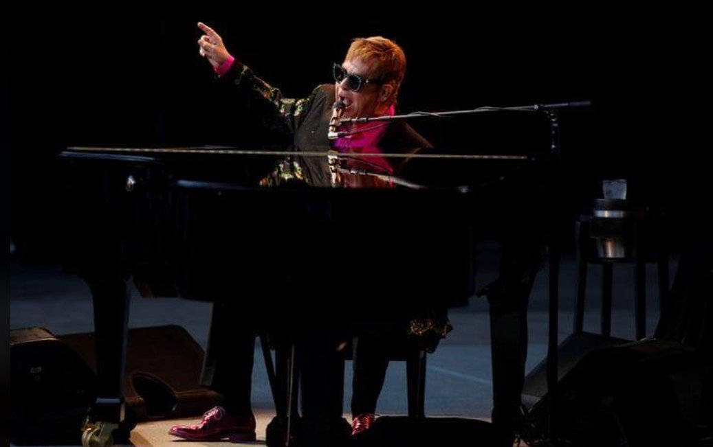 O músico britânico Elton John irá se aposentar de turnês, após quase 50 anos nos palcos, relatou o jornal Daily Mirror; o artista de 70 anos está deixando as estradas após uma última turnê mundial, segundo o jornal, que afirmou que o cantor fará um anúncio em breve
(Foto: Leonardo Lucena) O músico britânico Elton John irá se aposentar de turnês, após quase 50 anos nos palcos, relatou o jornal Daily Mirror; o artista de 70 anos está deixando as estradas após uma última turnê mundial, segundo o jornal, que afirmou que o cantor fará um anúncio em breve