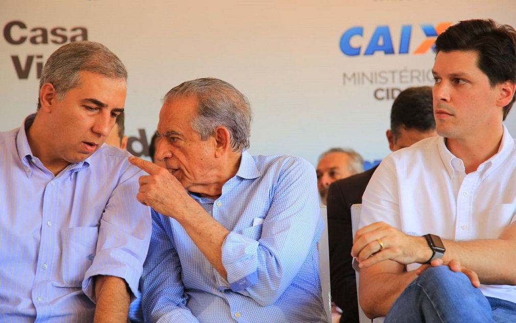 Prefeito de Goiânia e vice-governador mostraram entrosamento no evento de entrega de moradias na Capital, neste domingo; tudo começou quando o prefeito de Goiânia chamou Zé Eliton de “futuro governador”, para constrangimento do pré-candidato de seu partido ao governo, Daniel Vilela (PMDB); na sequência, Iris narrou conversa que acabara de ter com Zé Eliton no palco das autoridades. Segundo ele, Marconi já havia garantido R$ 35 milhões do programa Goiás na Frente para dar sequências às obras da Avenida Leste Oeste; “Pedi ao vice que seu futuro governo garantisse mais R$ 15 milhões”, afirmou, em tom descontraído (Foto: José Barbacena) Prefeito de Goiânia e vice-governador mostraram entrosamento no evento de entrega de moradias na Capital, neste domingo; tudo começou quando o prefeito de Goiânia chamou Zé Eliton de “futuro governador”, para constrangimento do pré-candidato de seu partido ao governo, Daniel Vilela (PMDB); na sequência, Iris narrou conversa que acabara de ter com Zé Eliton no palco das autoridades. Segundo ele, Marconi já havia garantido R$ 35 milhões do programa Goiás na Frente para dar sequências às obras da Avenida Leste Oeste; “Pedi ao vice que seu futuro governo garantisse mais R$ 15 milhões”, afirmou, em tom descontraído