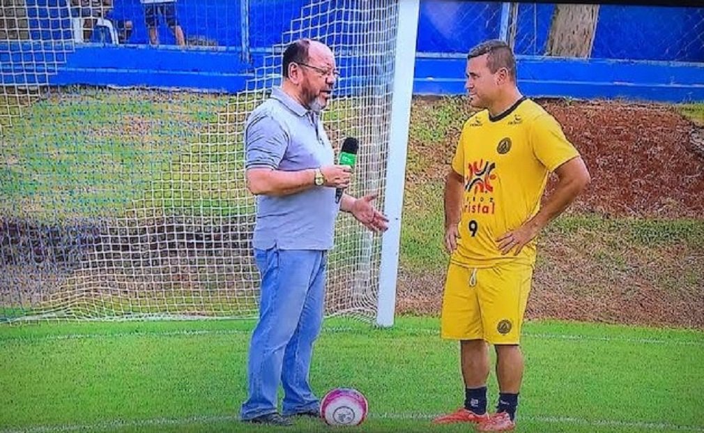 Experiente e já consagrado no futebol goiano, o atacante Nonato acaba de conseguir outro grande feito para sua longa carreira; foi dele um dos gols da vitória por 2 a 1 da Aparecidense sobre o Botafogo pela Copa do Brasil; o resultado eliminou o tradicional clube carioca e colocou o time de Aparecida de Goiânia no noticiário nacional; curtindo a boa fase, Nonato recebeu no estádio Annibal Batista Toledo o repórter Cid Ramos, da TBC, para um papo descontraído; Nonato disse que o gol contra o Botafogo e classificação para a próxima fase da Copa do Brasil representam um dos momentos mais gratificantes de sua carreira. "A gente sempre acreditou que poderia vencer o Botafogo" (Foto: José Barbacena) Experiente e já consagrado no futebol goiano, o atacante Nonato acaba de conseguir outro grande feito para sua longa carreira; foi dele um dos gols da vitória por 2 a 1 da Aparecidense sobre o Botafogo pela Copa do Brasil; o resultado eliminou o tradicional clube carioca e colocou o time de Aparecida de Goiânia no noticiário nacional; curtindo a boa fase, Nonato recebeu no estádio Annibal Batista Toledo o repórter Cid Ramos, da TBC, para um papo descontraído; Nonato disse que o gol contra o Botafogo e classificação para a próxima fase da Copa do Brasil representam um dos momentos mais gratificantes de sua carreira. "A gente sempre acreditou que poderia vencer o Botafogo"