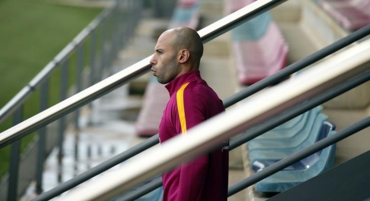 O Barcelona oficializou nesta terça-feira o plano de despedida do argentino Javier Mascherano, que deixa a equipe catalã após quase oito temporadas para seguir sua carreira na liga chinesa; ”Javier Mascherano deixa o FC Barcelona depois de oito temporadas (...) O ‘Jefecito’ somou 18 títulos em uma das épocas mais douradas do barcelonismo”, informou o clube em comunicado; “O argentino é o quarto estrangeiro com mais partidas defendendo a camisa do Barça, atrás de Leo Messi, Phillip Cocu e Dani Alves”, acrescentou (Foto: Leonardo Lucena) O Barcelona oficializou nesta terça-feira o plano de despedida do argentino Javier Mascherano, que deixa a equipe catalã após quase oito temporadas para seguir sua carreira na liga chinesa; ”Javier Mascherano deixa o FC Barcelona depois de oito temporadas (...) O ‘Jefecito’ somou 18 títulos em uma das épocas mais douradas do barcelonismo”, informou o clube em comunicado; “O argentino é o quarto estrangeiro com mais partidas defendendo a camisa do Barça, atrás de Leo Messi, Phillip Cocu e Dani Alves”, acrescentou