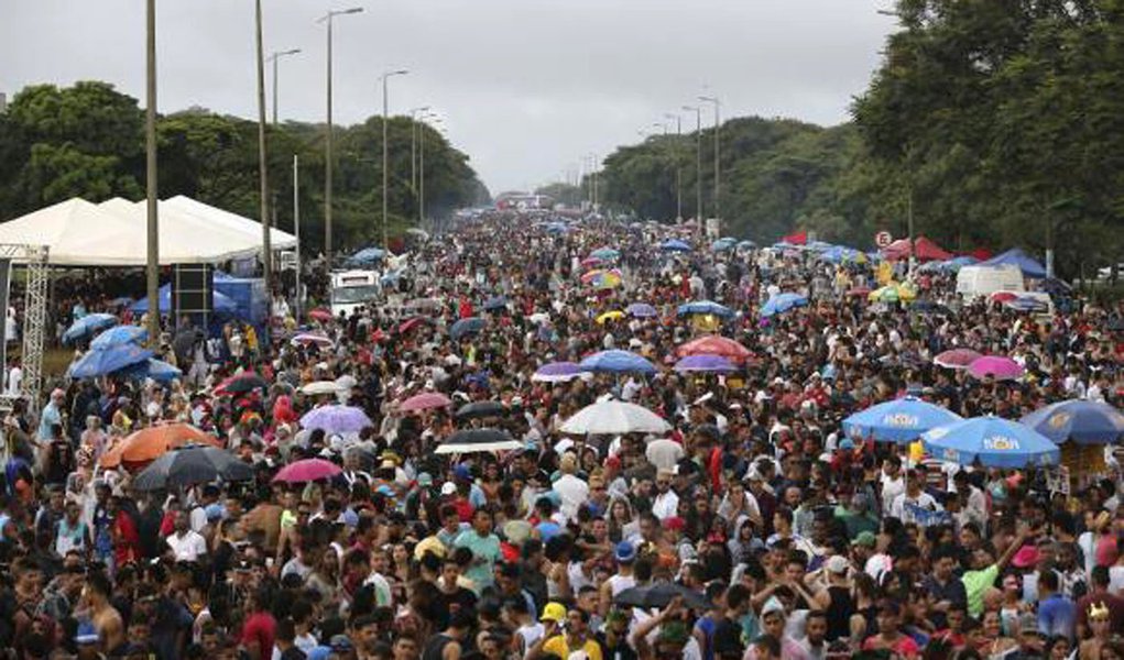 Até o dia 27 de fevereiro estão previstas cerca de 200 atividades em todo o DF; devem participar dos festejos cerca de 2,5 milhões de foliões; e o último dia de carnaval promete ser animado no Distrito Federal; nesta terça-feira (13) cerca de 20 blocos sairão às ruas; alegria nas ruas para quem ficou na capital federal e decidiu pular o carnaval; leia a programação (Foto: Voney Malta) Até o dia 27 de fevereiro estão previstas cerca de 200 atividades em todo o DF; devem participar dos festejos cerca de 2,5 milhões de foliões; e o último dia de carnaval promete ser animado no Distrito Federal; nesta terça-feira (13) cerca de 20 blocos sairão às ruas; alegria nas ruas para quem ficou na capital federal e decidiu pular o carnaval; leia a programação