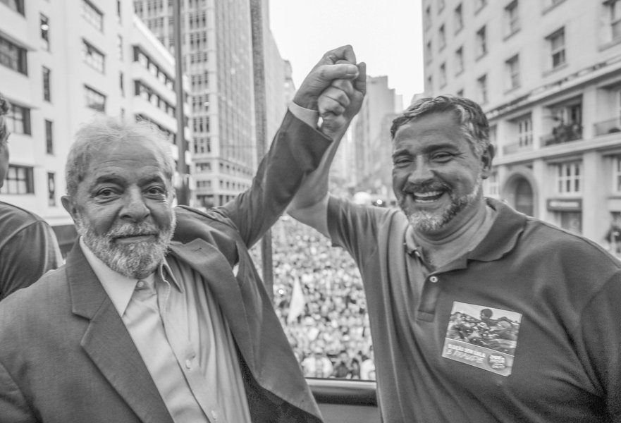 O ex-presidente Luiz Inácio Lula da Silva fez um discurso histórico nessa terça-feira, 23, em Porto Alegre, na véspera do julgamento do seu recurso pelo TRF-4; cerca de 70 mil pessoas participaram do ato; "Tiraram a Dilma e o PT do Governo e continuamos anestesiados. Agora estamos acordando!", disse Lula (Foto: Aquiles Lins) O ex-presidente Luiz Inácio Lula da Silva fez um discurso histórico nessa terça-feira, 23, em Porto Alegre, na véspera do julgamento do seu recurso pelo TRF-4; cerca de 70 mil pessoas participaram do ato; "Tiraram a Dilma e o PT do Governo e continuamos anestesiados. Agora estamos acordando!", disse Lula