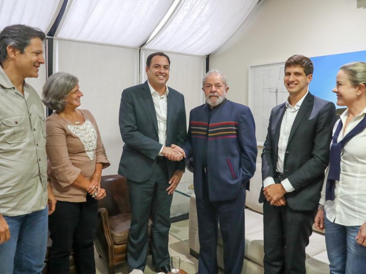 O ex-presidente Luiz Inácio Lula da Silva recebeu nesta quinta-feira (15) a visita do governador de Pernambuco, Paulo Câmara, de Renata Campos e João Campos, esposa e filho de Eduardo Campos; eles conversaram sobre o cenário político brasileiro e a criação de uma frente para discutir pontos em comum para a superação da atual crise política pela qual passa o Brasil (Foto: Charles Nisz) O ex-presidente Luiz Inácio Lula da Silva recebeu nesta quinta-feira (15) a visita do governador de Pernambuco, Paulo Câmara, de Renata Campos e João Campos, esposa e filho de Eduardo Campos; eles conversaram sobre o cenário político brasileiro e a criação de uma frente para discutir pontos em comum para a superação da atual crise política pela qual passa o Brasil