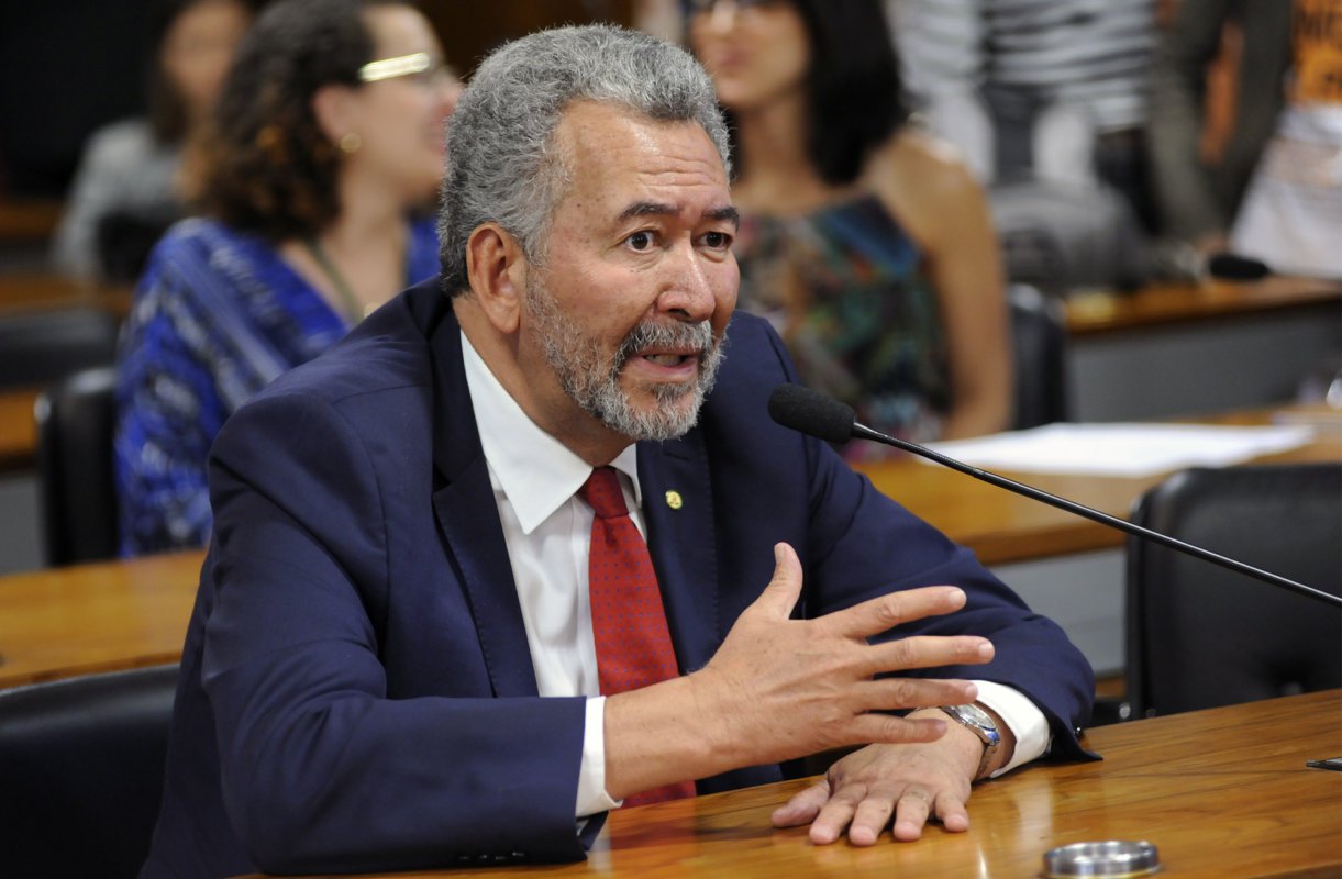 Para o deputado federal Paulão PT-AL), a política de reajustes da gasolina, álcool e diesel no País significam um ataque desenfreado à economia popular; segundo ele, a parte mais atingida é a população mais pobre, considerando que os aumentos dos combustíveis, seguido do gás de cozinha, têm reflexos diretos na economia doméstica; “Exatamente na hora da feira a dona de casa sente o drama no bolso, uma vez que grande parte do comércio repassa os custos para os gêneros de primeira necessidade. Portanto, numa situação assim não há orçamento doméstico nenhum que suporte”, disse Paulão (Foto: Voney Malta) Para o deputado federal Paulão PT-AL), a política de reajustes da gasolina, álcool e diesel no País significam um ataque desenfreado à economia popular; segundo ele, a parte mais atingida é a população mais pobre, considerando que os aumentos dos combustíveis, seguido do gás de cozinha, têm reflexos diretos na economia doméstica; “Exatamente na hora da feira a dona de casa sente o drama no bolso, uma vez que grande parte do comércio repassa os custos para os gêneros de primeira necessidade. Portanto, numa situação assim não há orçamento doméstico nenhum que suporte”, disse Paulão
