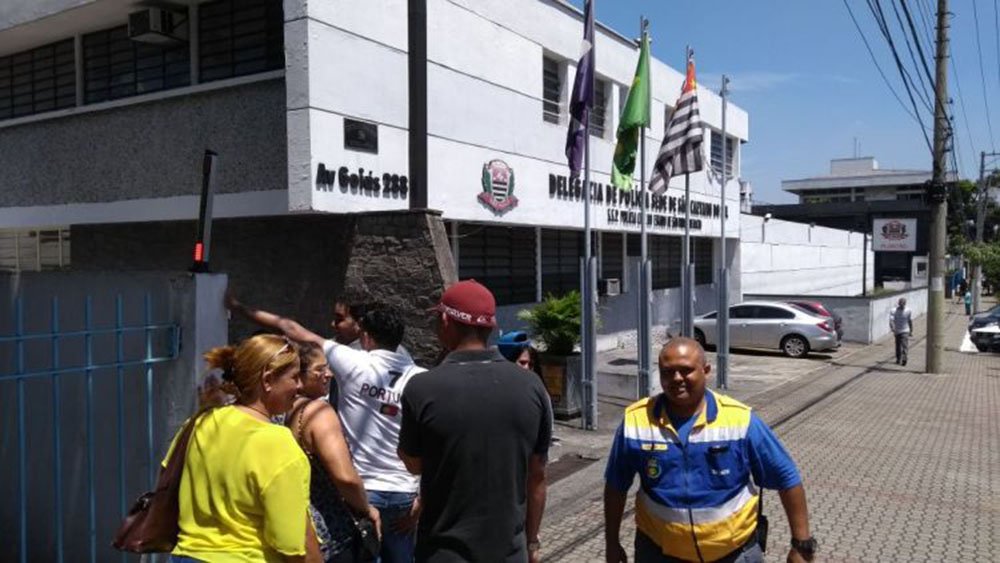 Em ocupação da fábrica Barontini, em São Caetano do Sul, na manhã desta terça-feira, 28, o presidente do Sindicato dos Trabalhadores das Indústrias de Carnes, Derivados e do Frio do Estado de São Paulo, Julio Marcelino, militante do PCO, foi detido pela polícia; trabalhadores estão sem receber salários e 13º desde dezembro de 2017. Os patrões decretaram falência para não pagar os atrasados aos trabalhadores (Foto: Aquiles Lins) Em ocupação da fábrica Barontini, em São Caetano do Sul, na manhã desta terça-feira, 28, o presidente do Sindicato dos Trabalhadores das Indústrias de Carnes, Derivados e do Frio do Estado de São Paulo, Julio Marcelino, militante do PCO, foi detido pela polícia; trabalhadores estão sem receber salários e 13º desde dezembro de 2017. Os patrões decretaram falência para não pagar os atrasados aos trabalhadores