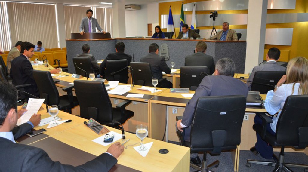 A Câmara de Palmas aprovou a proposta de modificação do projeto que dispõe sobre as diretrizes orçamentárias para o exercício financeiro de 2018; as estimativas de receitas para este ano correspondem a mais de R$ 1,32 bilhão, de acordo com o PL, de autoria do Executivo; a Emenda Impositiva ao Orçamento, que previa emendas parlamentares até o limite de 1,2% da Receita Corrente Líquida do ano anterior, foi rejeitada pela maioria dos parlamentares (Foto: Leonardo Lucena) A Câmara de Palmas aprovou a proposta de modificação do projeto que dispõe sobre as diretrizes orçamentárias para o exercício financeiro de 2018; as estimativas de receitas para este ano correspondem a mais de R$ 1,32 bilhão, de acordo com o PL, de autoria do Executivo; a Emenda Impositiva ao Orçamento, que previa emendas parlamentares até o limite de 1,2% da Receita Corrente Líquida do ano anterior, foi rejeitada pela maioria dos parlamentares