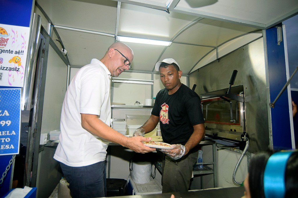 Se na avenida a folia rola solta, às margens da Avenida Beira-Mar a concentração de centenas de barraquinhas e food trucks faz a alegria dos foliões e dos pequenos empresários; o otimismo de ambulantes e microempresários com os cinco dias de festa é a prova de que nem só de folia vive o Carnaval. Além de divertida, a festa impulsiona a economia e gera trabalho e renda para muitos trabalhadores (Foto: Charles Nisz) Se na avenida a folia rola solta, às margens da Avenida Beira-Mar a concentração de centenas de barraquinhas e food trucks faz a alegria dos foliões e dos pequenos empresários; o otimismo de ambulantes e microempresários com os cinco dias de festa é a prova de que nem só de folia vive o Carnaval. Além de divertida, a festa impulsiona a economia e gera trabalho e renda para muitos trabalhadores