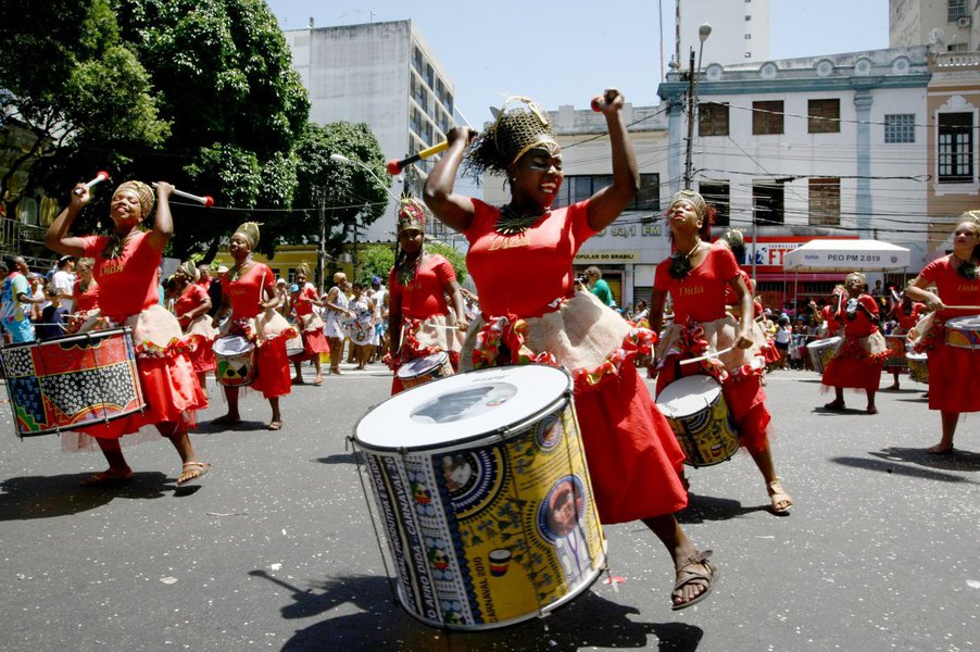 Pelo terceiro ano consecutivo, a prefeitura de Salvador tem registrado diminuição nos atendimentos da área de saúde ligados ao Carnaval. De 2016 para cá, o número caiu de 1.471 para 1.030 nos primeiros dias da festa. Segundo o governo municipal, o aumento no número de blocos sem corda é um dos motivos para diminuição de ocorrências, pois evita "maiores atritos com a polícia, cordeiros ou foliões, resultando na diminuição dos casos de agressão física" (Foto: Gisele Federicce) Pelo terceiro ano consecutivo, a prefeitura de Salvador tem registrado diminuição nos atendimentos da área de saúde ligados ao Carnaval. De 2016 para cá, o número caiu de 1.471 para 1.030 nos primeiros dias da festa. Segundo o governo municipal, o aumento no número de blocos sem corda é um dos motivos para diminuição de ocorrências, pois evita "maiores atritos com a polícia, cordeiros ou foliões, resultando na diminuição dos casos de agressão física"