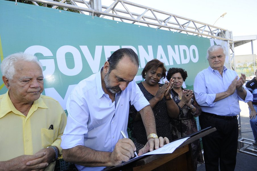 Durante evento na Câmara Municipal, região Centro-Sul de Belo Horizonte, filiados do PHS falaram que o prefeito Alexandre Kalil (PHS) seria o próximo chefe do Executivo; porém, minutos depois, Kalil afirmou, rapidamente, que é um homem de compromisso; “Eu tenho vários defeitos. Todo mundo conhece todos os meus grandes defeitos. Eu tento, todo dia, diminui-los. Mas eu tenho algumas qualidades, e uma é muito forte: eu quero falar que sou um homem de compromisso e palavra”, disse ele (Foto: Voney Malta) Durante evento na Câmara Municipal, região Centro-Sul de Belo Horizonte, filiados do PHS falaram que o prefeito Alexandre Kalil (PHS) seria o próximo chefe do Executivo; porém, minutos depois, Kalil afirmou, rapidamente, que é um homem de compromisso; “Eu tenho vários defeitos. Todo mundo conhece todos os meus grandes defeitos. Eu tento, todo dia, diminui-los. Mas eu tenho algumas qualidades, e uma é muito forte: eu quero falar que sou um homem de compromisso e palavra”, disse ele