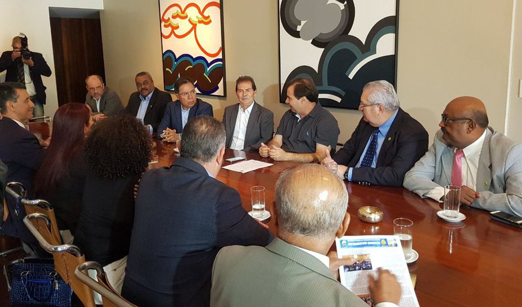 Representantes das centrais sindicais reuniram-se hoje (7) com o presidente da Câmara dos Deputados, Rodrigo Maia, para pedir que a reforma da Previdência não seja votada este ano. A previsão é que a matéria comece a ser discutida no dia 19; "Não há possibilidade nenhuma de esse assunto que a maioria da sociedade ainda não compreendeu direito e quem compreendeu sabe que será prejudicial se for votado. É preciso retirar da pauta e fazer um amplo debate com a sociedade", disse a vice-presidente da CUT, Carmen Helena Ferreira Foro (Foto: Aquiles Lins) Representantes das centrais sindicais reuniram-se hoje (7) com o presidente da Câmara dos Deputados, Rodrigo Maia, para pedir que a reforma da Previdência não seja votada este ano. A previsão é que a matéria comece a ser discutida no dia 19; "Não há possibilidade nenhuma de esse assunto que a maioria da sociedade ainda não compreendeu direito e quem compreendeu sabe que será prejudicial se for votado. É preciso retirar da pauta e fazer um amplo debate com a sociedade", disse a vice-presidente da CUT, Carmen Helena Ferreira Foro