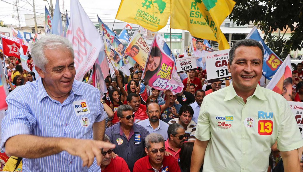 Presidente do PSD na Bahia, o senador Otto Alencar garante que a condenação do ex-presidente Lula senador não terá nenhuma interferência na relação com o governador Rui Costa (PT). Declaração se dá após ameaça do PP e do PR de 'avaliar' a manutenção do apoio a Rui; "Não muda nada, absolutamente nada. Tenho uma relação muito boa, inabalável com o governador Rui Costa", disse Otto (Foto: Romulo Faro) Presidente do PSD na Bahia, o senador Otto Alencar garante que a condenação do ex-presidente Lula senador não terá nenhuma interferência na relação com o governador Rui Costa (PT). Declaração se dá após ameaça do PP e do PR de 'avaliar' a manutenção do apoio a Rui; "Não muda nada, absolutamente nada. Tenho uma relação muito boa, inabalável com o governador Rui Costa", disse Otto