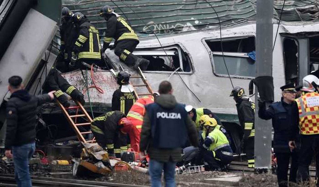 Trem descarrilou perto da capital financeira da Itália, Milão, deixando entre três e cinco mortos, disse uma autoridade do corpo de bombeiros da cidade; companhia ferroviária estatal Ferrovie dello Stato informou que um trem regional, operado pela Trenord, descarrilou na estação Pioltello Limito, a cerca de 40 quilômetros de Milão (Foto: Paulo Emílio) Trem descarrilou perto da capital financeira da Itália, Milão, deixando entre três e cinco mortos, disse uma autoridade do corpo de bombeiros da cidade; companhia ferroviária estatal Ferrovie dello Stato informou que um trem regional, operado pela Trenord, descarrilou na estação Pioltello Limito, a cerca de 40 quilômetros de Milão