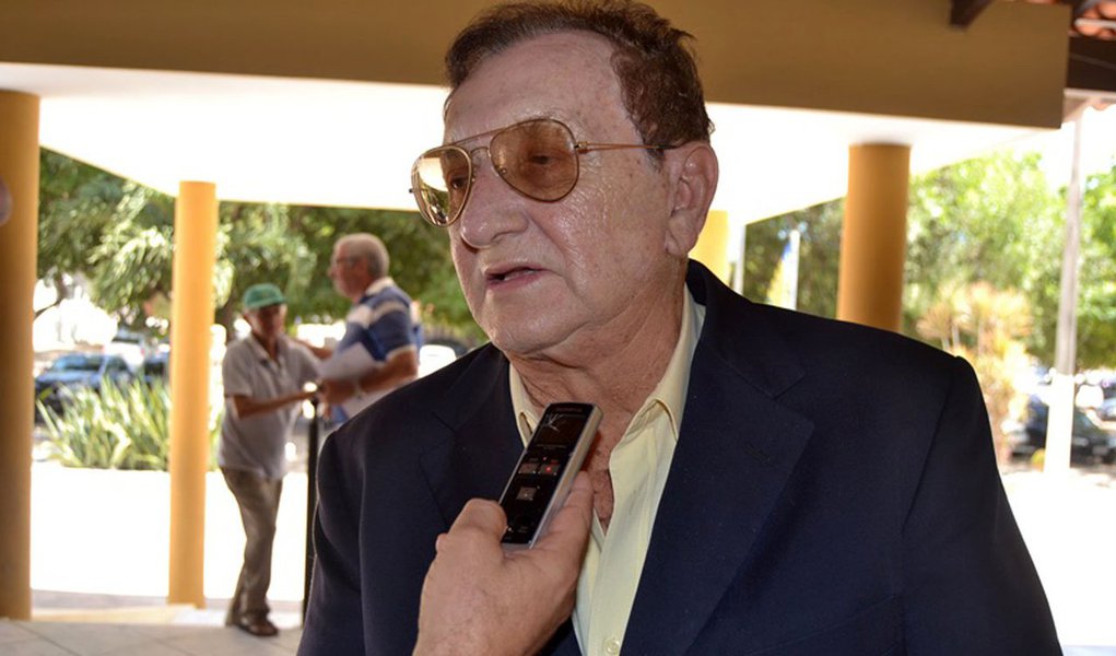 prefeito de Parnaíba, Mão Santa, armou o maior barraco numa solenidade de inauguração de um sistema de abastecimento de água do governo do estado na comunidade Olho D'água; poucos minutos antes do governador Wellington Dias e sua comitiva chegar no lugar da inauguração, Mão Santa chegou antes e arrancou as fitas da inauguração, tentou arrancar as placas, xingou o pessoal do cerimonial do governo com palavrões e ficou gritando que aquela obra não podia ser inaugurada porque era ideia dele; quem viu a cena ficou horrorizada com a loucura do prefeito (Foto: Aquiles Lins) prefeito de Parnaíba, Mão Santa, armou o maior barraco numa solenidade de inauguração de um sistema de abastecimento de água do governo do estado na comunidade Olho D'água; poucos minutos antes do governador Wellington Dias e sua comitiva chegar no lugar da inauguração, Mão Santa chegou antes e arrancou as fitas da inauguração, tentou arrancar as placas, xingou o pessoal do cerimonial do governo com palavrões e ficou gritando que aquela obra não podia ser inaugurada porque era ideia dele; quem viu a cena ficou horrorizada com a loucura do prefeito