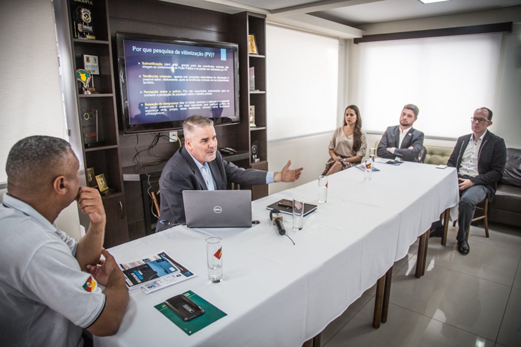 01/02/2018 - PORTO ALEGRE, RS - Coletiva de imprensa do Sindicato dos Policiais Federais do RS apresentou resultados da pesquisa de vitimização realizada em 2017. Com a fala, Marcos Rolim Foto: (Foto: Leonardo Lucena) 01/02/2018 - PORTO ALEGRE, RS - Coletiva de imprensa do Sindicato dos Policiais Federais do RS apresentou resultados da pesquisa de vitimização realizada em 2017. Com a fala, Marcos Rolim Foto: